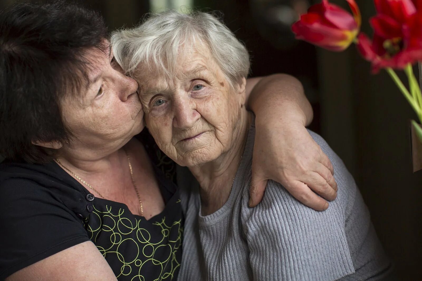 Русские пожилые мамы. Пожилая мама. Бабушка обнимает. Старенькая мать и дочь. Пожилые родители.