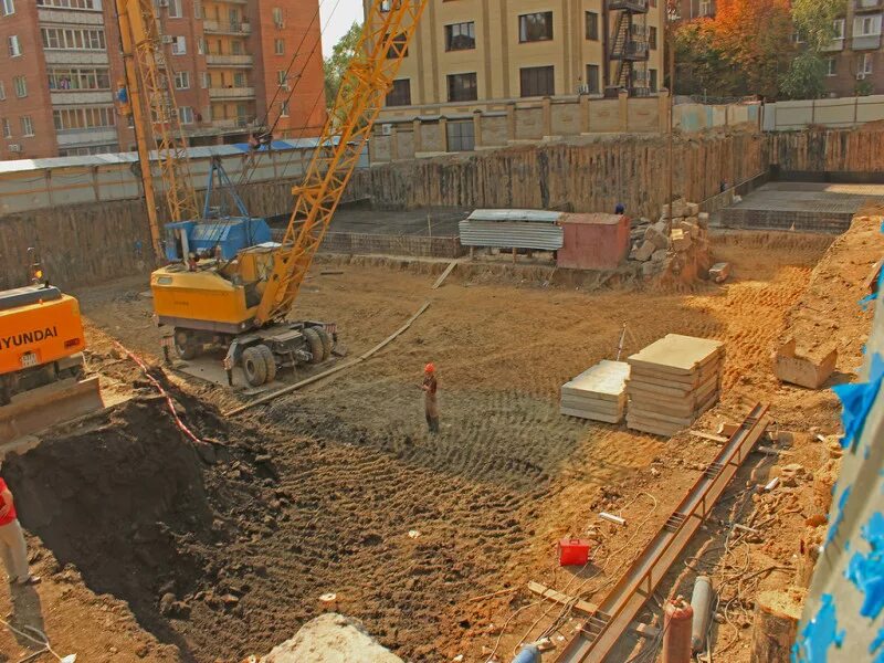 Стройка многоэтажного дома. Жк нагорный екатеринбург. Строительная площадка котлован. Почему замедлилась стройка в виллози спортивного комплекса. Стройка многоэтажного дома.