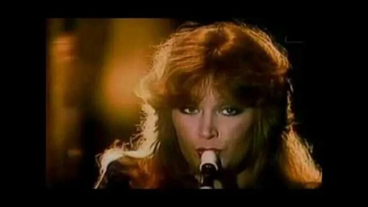 Старинные часы алла пугачева концерт. Алла пугачева 1982. Алла пугачева старинные часы 1982. Пугачева песня старинные. Старинные часы алла пугачева.