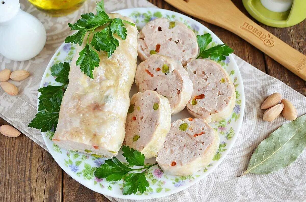 Домашнее колбаса из курицы приготовление. Домашняя куриная колбаса. Колбаса из курицы. Куриная колбаса в домашних. Колбаса из куриной грудки.