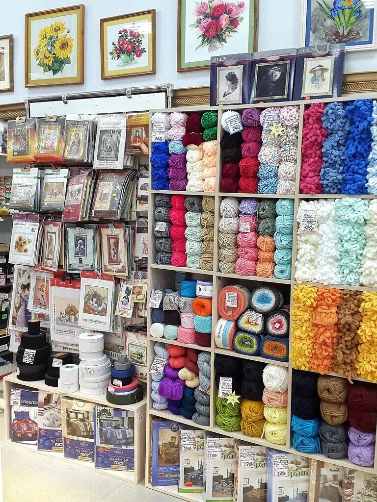 работающие магазины рукоделия. стеллажи для магазина пряжи. работающие магазины рукоделия. работающие магазины рукоделия. отдел рукоделия.