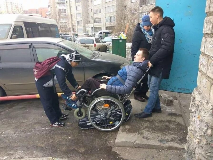 Доброволец инвалид. Волонтеры и инвалиды. волонтеры с детьми инвалидами. помощь инвалидам. волонтеры помогают инвалидам.