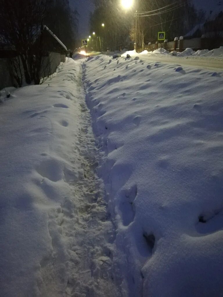 Дороги не чистят от снега. Снежная дорожка. Снежная дорожка тротуар. Снег на тротуаре. Тротуар зимой.