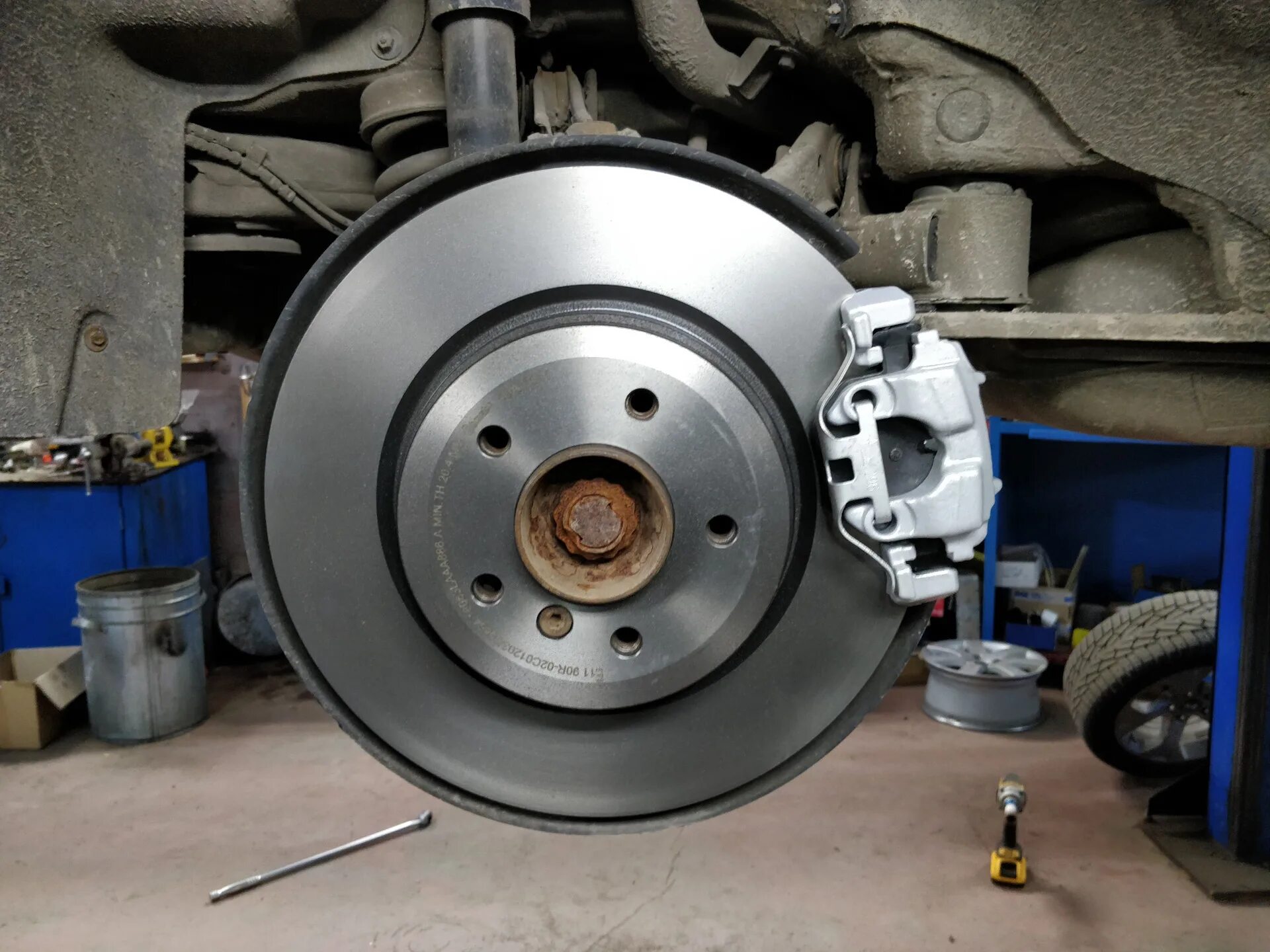 Комплект тормозов 4,8 е53. Диски тормозные передние перфорированные bmw x5 e53. Тормоза bmw f85. Суппорта bmw m5. Суппорта bmw e60.