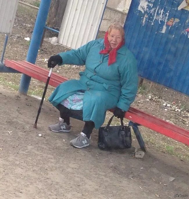 Старушка на остановке. Бабка сидит на остановке. Бабушки на лавочке.