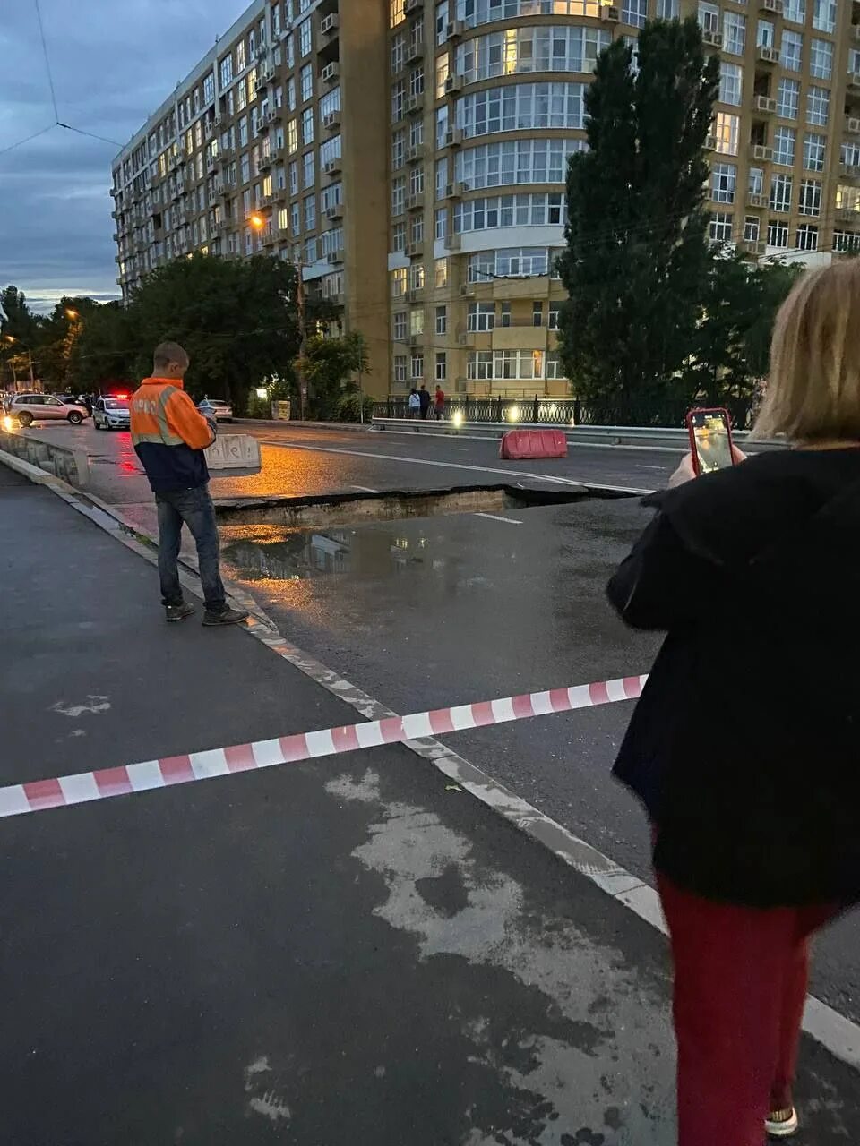 Улица толстого симферополь. Симферополь мост на улице Толстого. Через дорогу. Полосы на дороге. Дорога перекрыта.