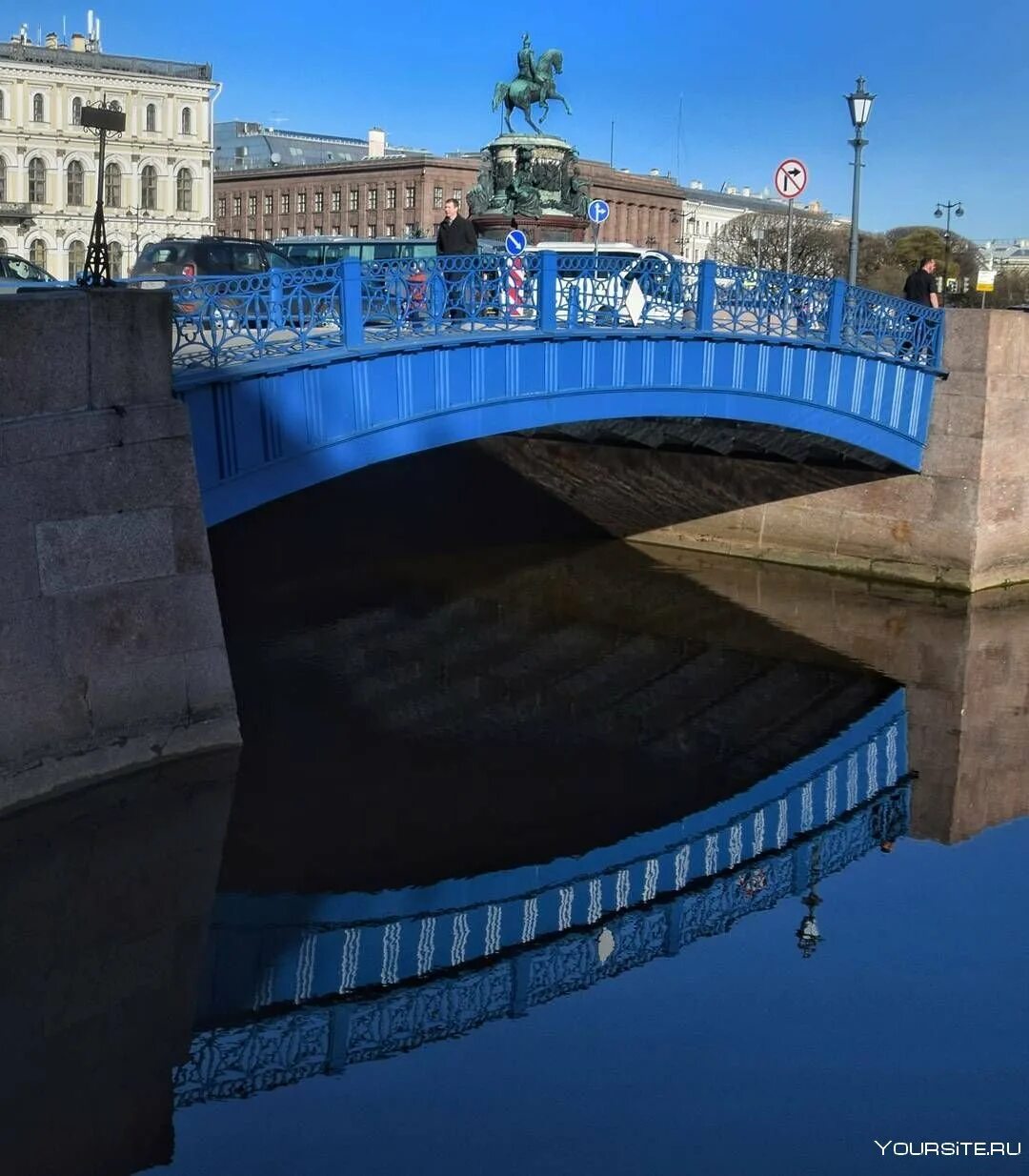 Где начинается мост. Синий мост Санкт-Петербург. Мост санктсанкт-Петербург. Синий мост на мойке. Синий мост на реке мойке в Санкт-Петербурге.