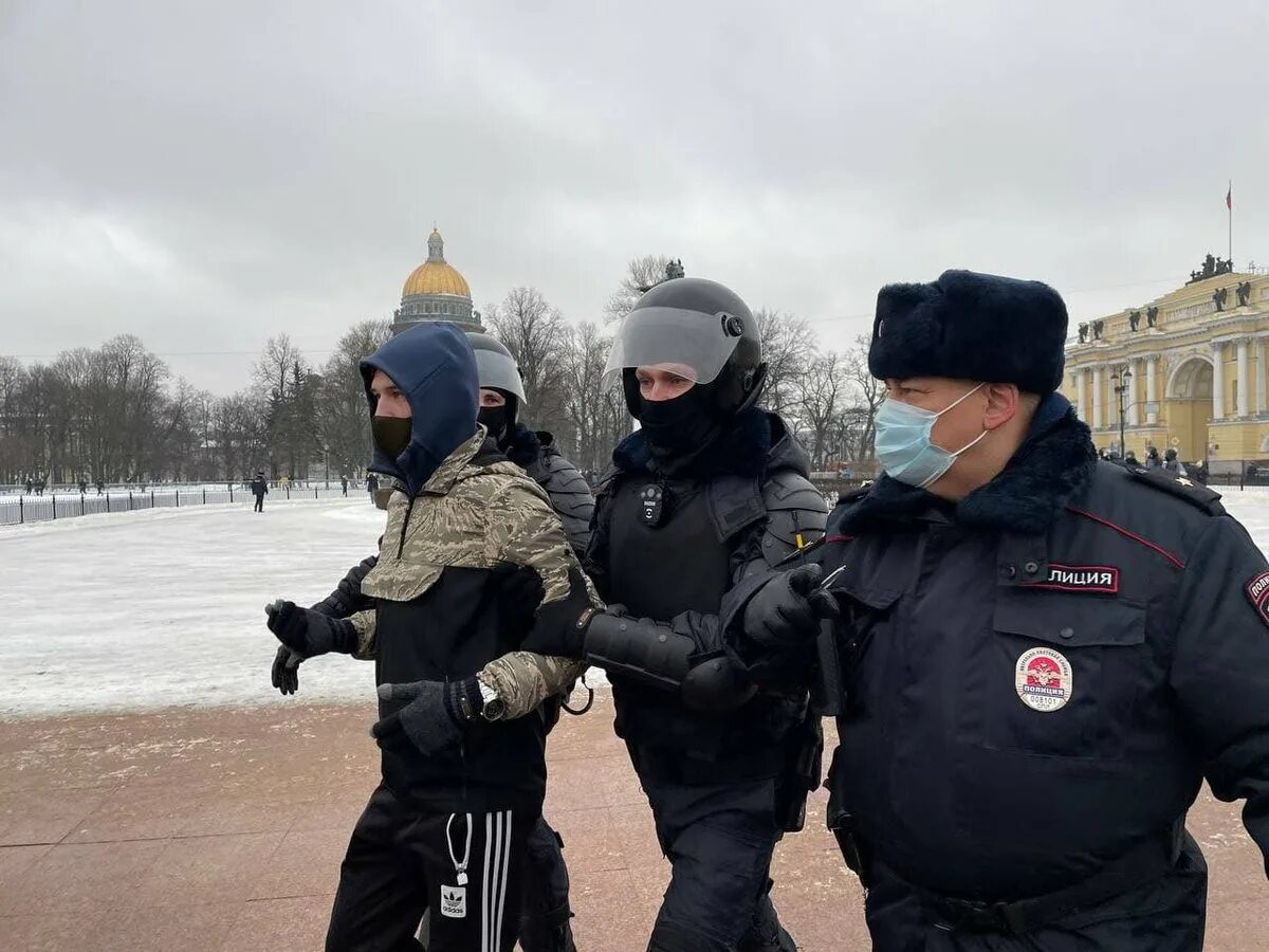 Задержания на митингах в Петербурге. Задержание на митинге в 2011-2012 в Москве. Бурмистров дождь