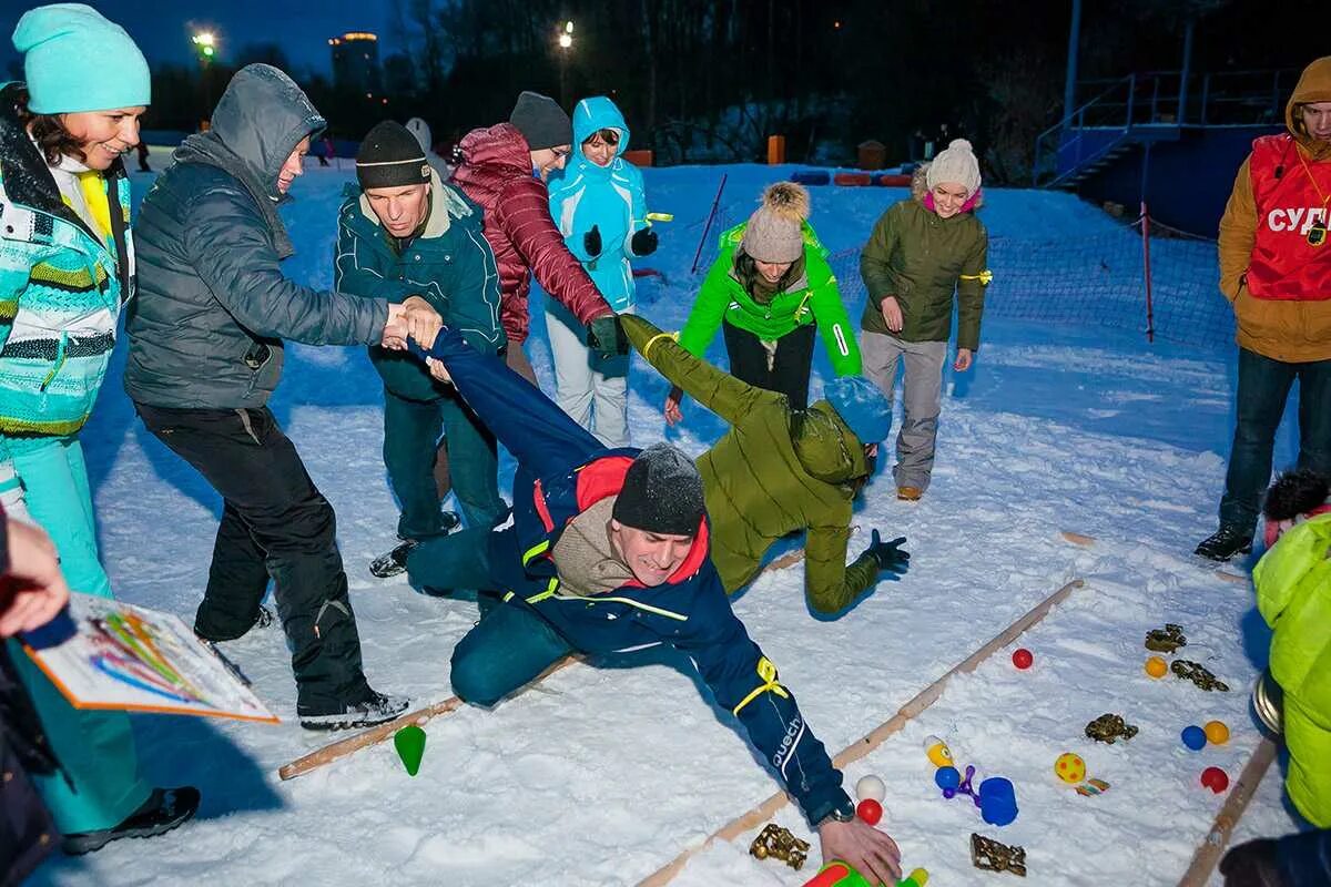 Командная игра на льду. Спортивные развлечения. Зимний тимбилдинг для детей. Тимбилдинг зимой на природе. Новогодние забавы на улице.