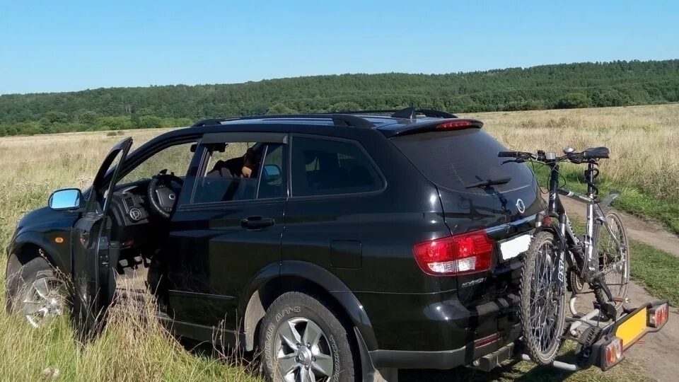 Кайрон на механике. 1704 SSANGYONG Kyron 2.3 бензин. ССАНГЙОНГ Кайрон с прицепом. Прицеп на машину SSANGYONG Kyron. Подъёмники крышки багажника Кайрон.