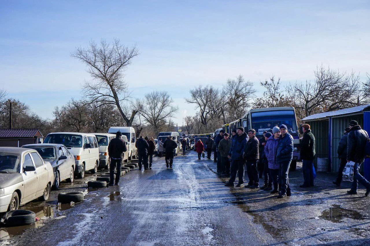 КПВВ Горловка. Блокпост на границе с Украиной. Очереди на административной границе ДНР. КПП Горловка. События на границе с украиной сегодня последние