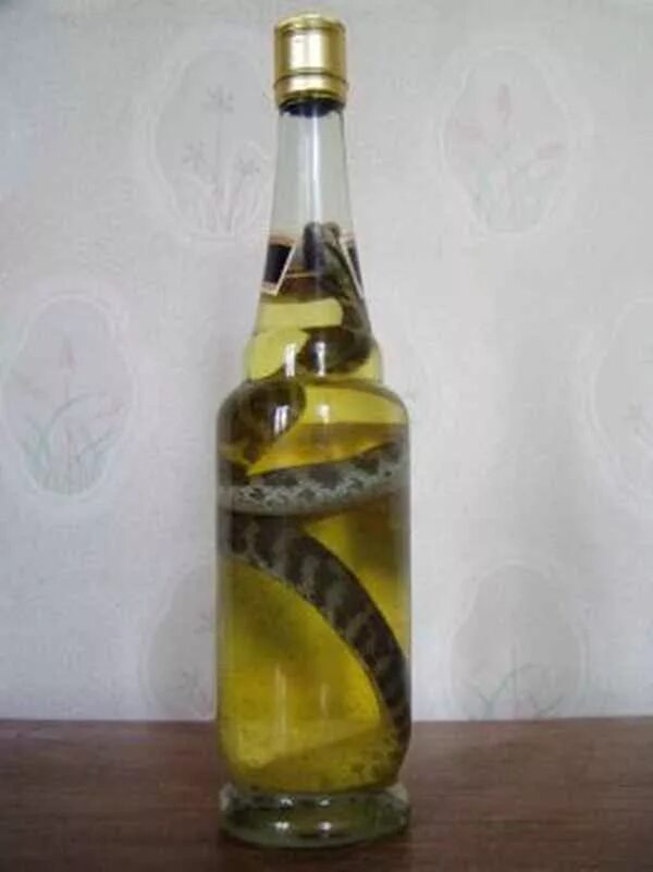 Настойка на змее. Змея в бутылке.