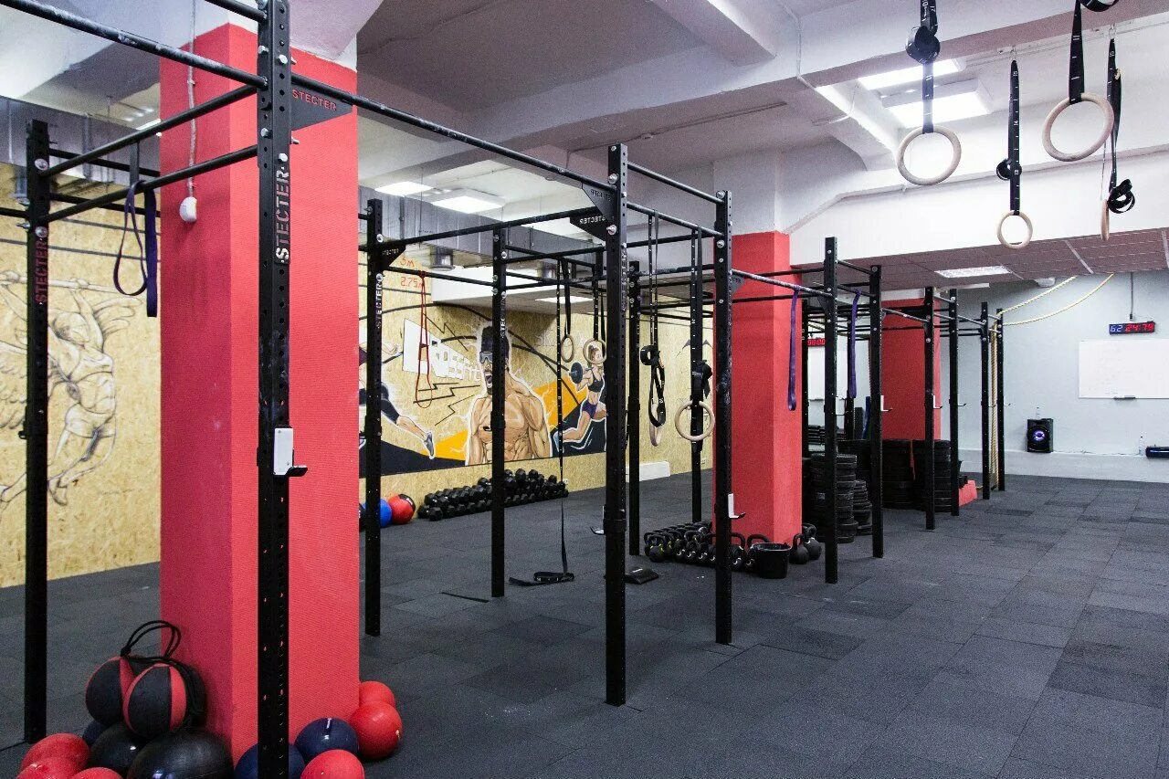 Crossfit зал. кроссфит залы. тренажерный зал кроссфит. акимбо фучика 90. кроссфит тренажерный зал.