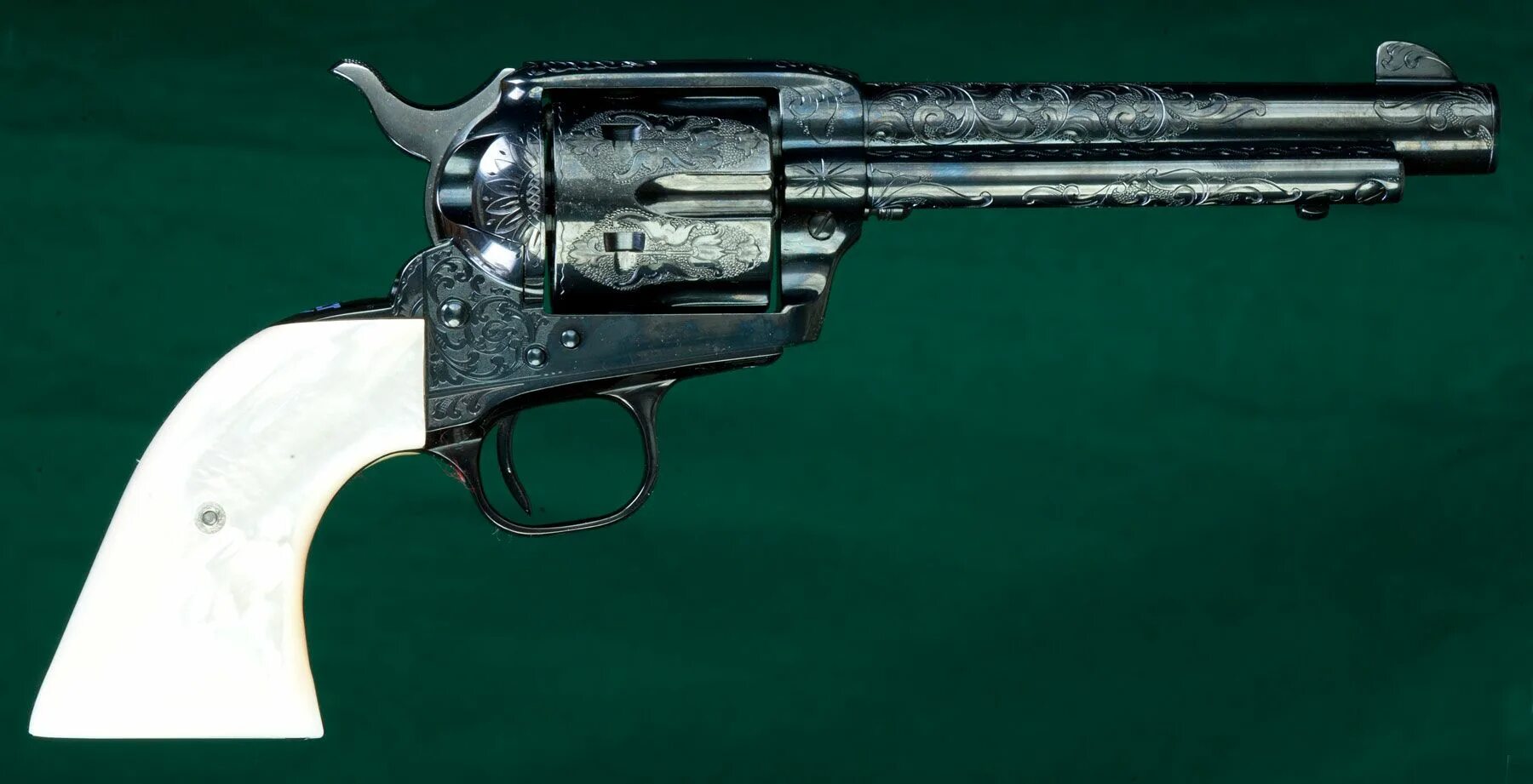 Single action army. Револьвер сингл кольт. кольт писмейкер 1873. colt 1873 single action army revolver. револьвер кольт 1873 с гравировкой.