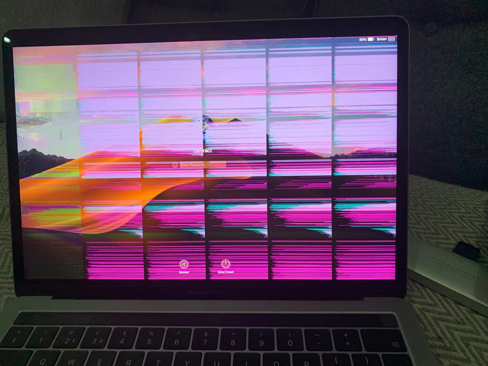Почему экран становится желтым. Мерцает монитор MACBOOK Pro. Монитор ноутбука. Полосы на экране монитора. Макбук экран.