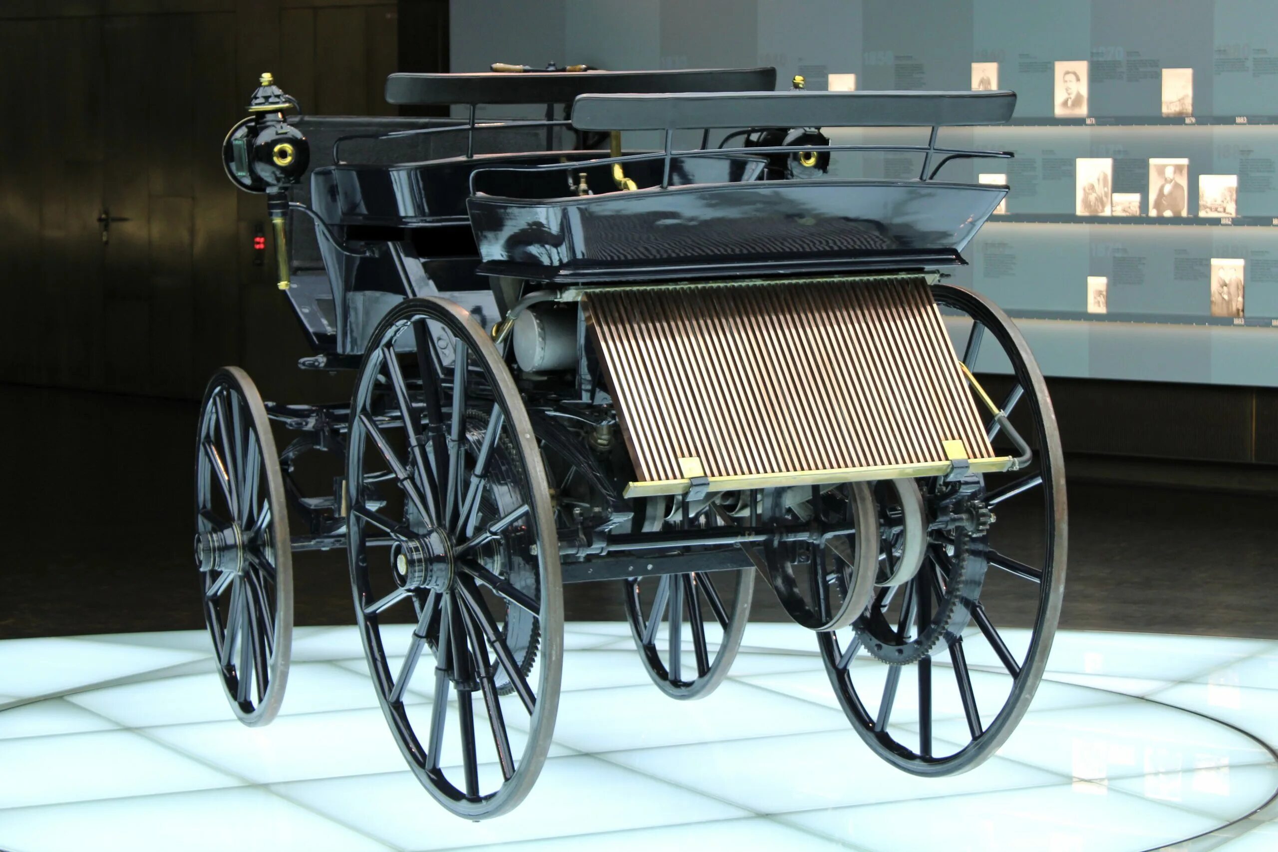 1885-1886 Бенц и Даймлер. Daimler Motor car 1886. Готлиб Даймлер первый автомобиль. Daimler Motorkutsche (моторизованная карета Даймлера),. Двухместный экипаж