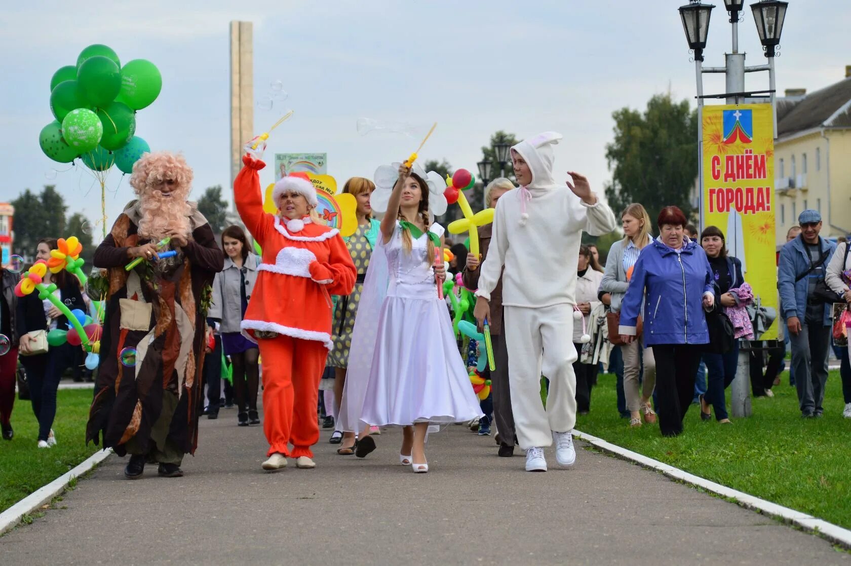 3 июля 2017 г. Парад малышей. Зеленые горки Людиново. Фото дня города Людиново. Мероприятия в Людиново на 12 июня 23 года.