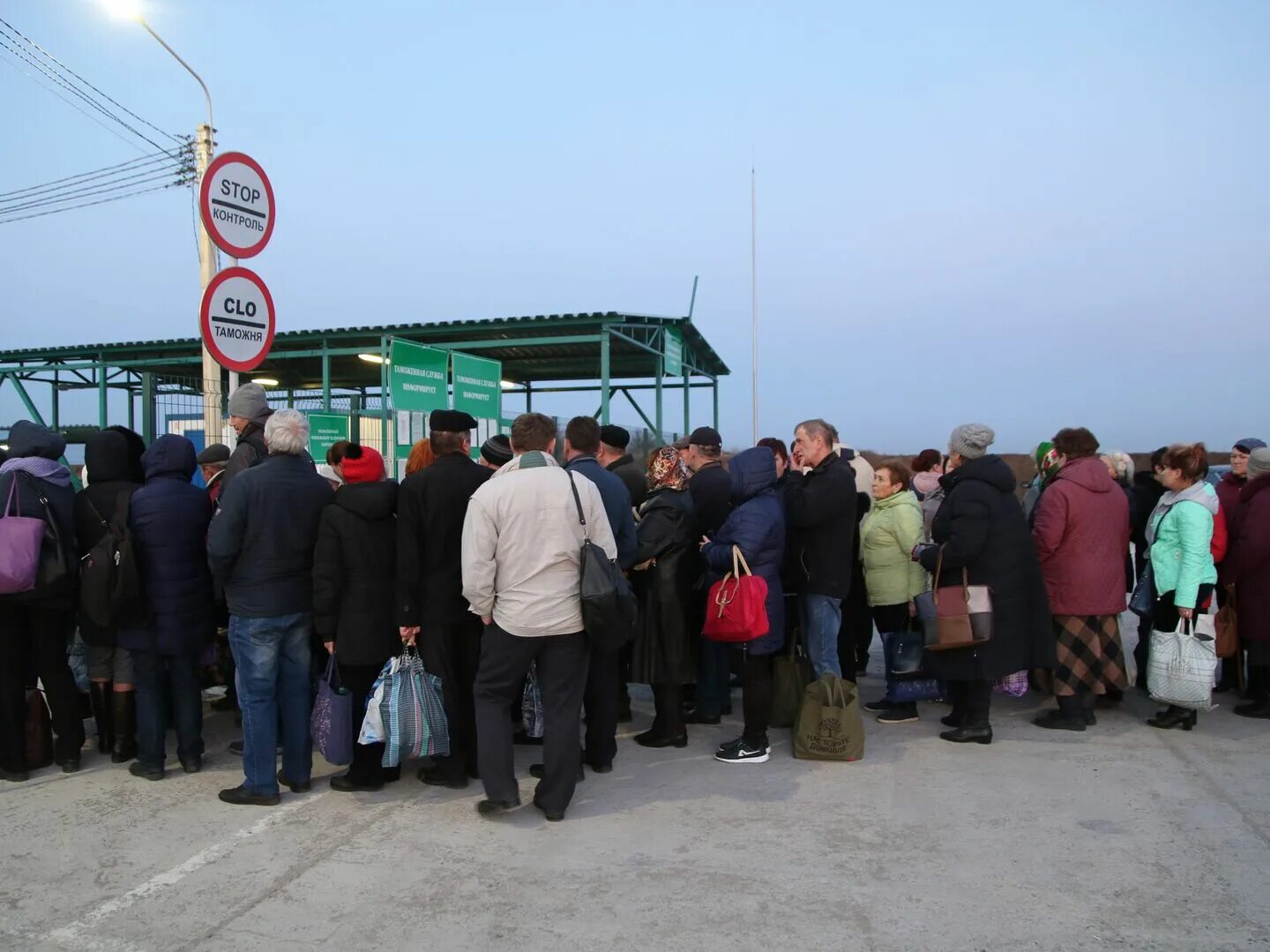 Работает граница украины. Пункт пропуска граница очередь. Очередь на границе. Очередь на украинско-польской границе. Пропускной пункт.