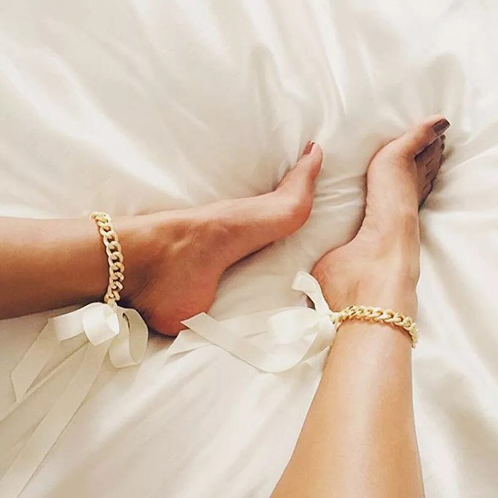 золотые ноги золотые ботинки. украшение на ногу. ноги с золотом. педикюр черный с блестками. ноги с золотом.