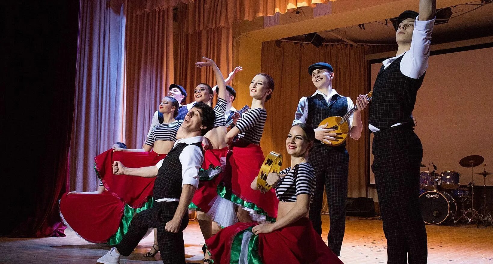 Серов валентин александрович «девушка, освещенная солнцем» (1888). Как правильно наблюдать за солнцем. Неаккуратно слитно или раздельно. Освещаемый солнцем как пишется. Описать картину шишкина сосны освещенные солнцем.