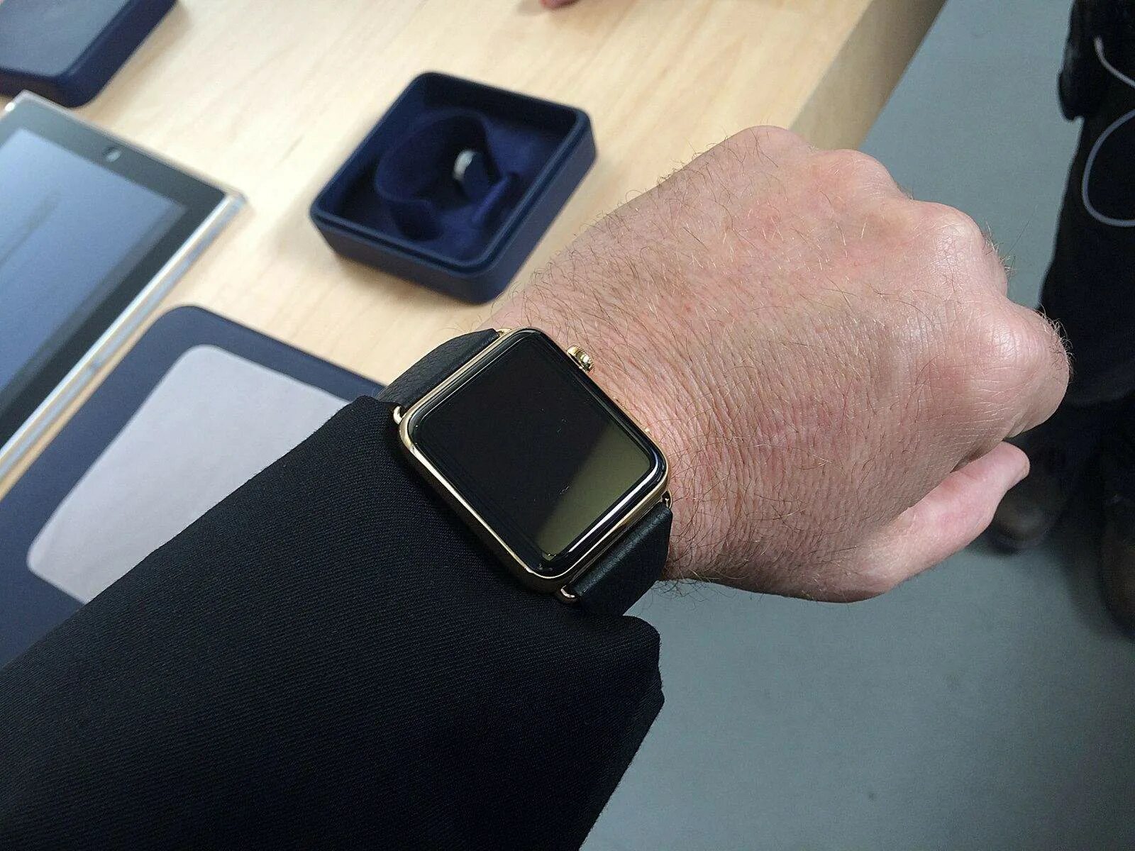 Apple watch быстро разряжается. Apple watch 2015. apple watch gold edition. apple watch 7. apple watch в магазине.