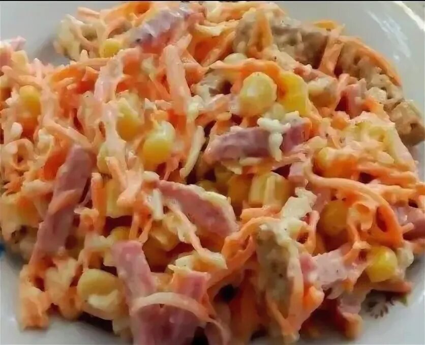 Салат с морковью по-корейски и копченой колбасой. Салат с корейской морковью кукурузой и колбасой. Салат корейская морковь колбаса кукуруза огурец сухарики. Салат с колбасой и морковью по-корейски с кукурузой. Салат с корейской морковкой и кукурузой и сухариками.