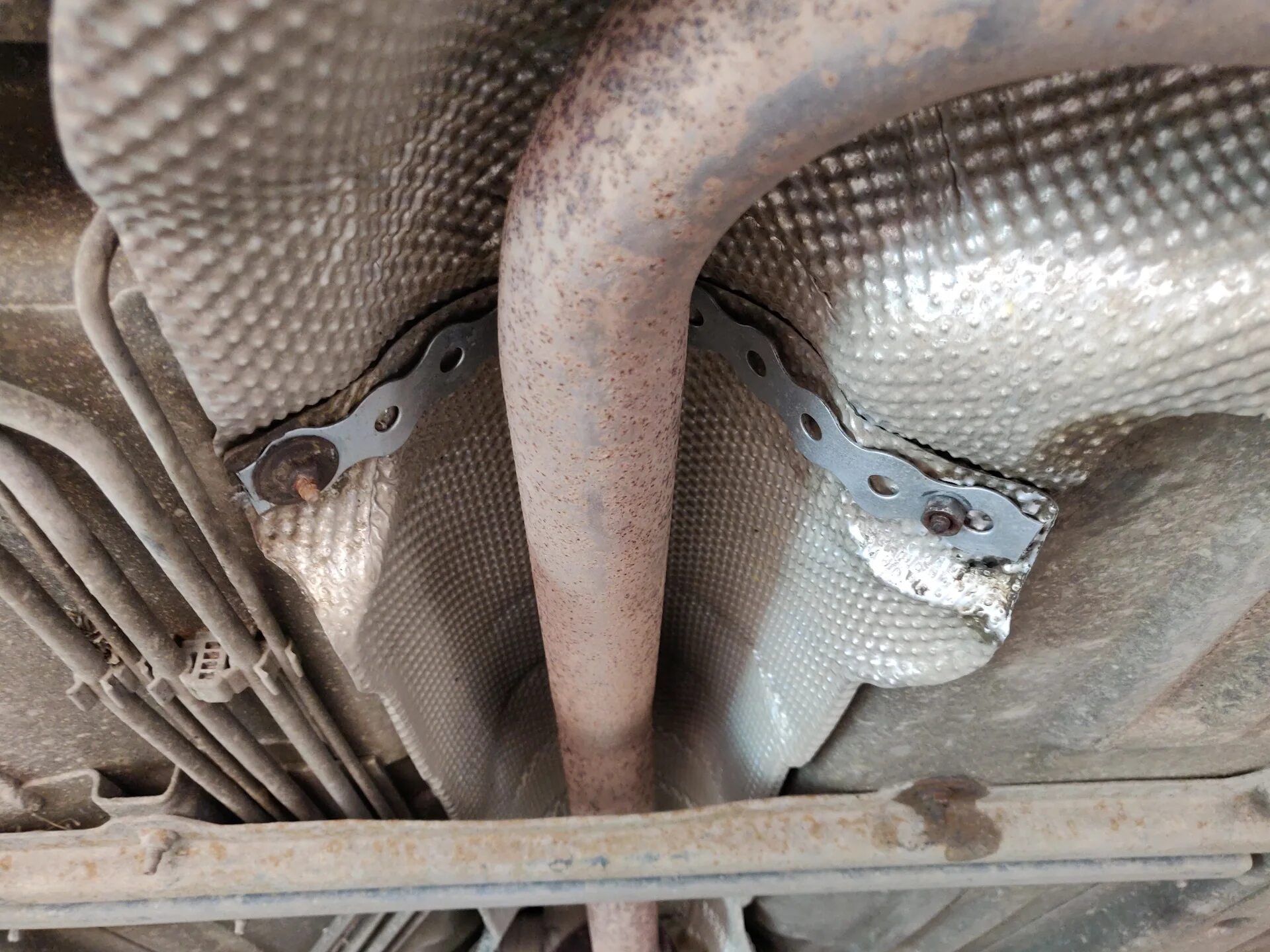 Термоэкран глушителя. Тепловой экран глушителя форд фокус 2. экран глушителя форд фокус 2. форд мондео 4 теплозащита глушителя. термоэкран выхлопной системы форд фокус 3.