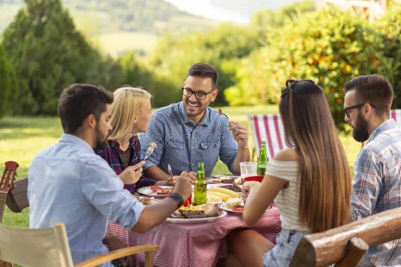 Have lunch outdoors. Eating outside. Пикник много людей картинка. Расширенная семья. Have lunch outdoors.