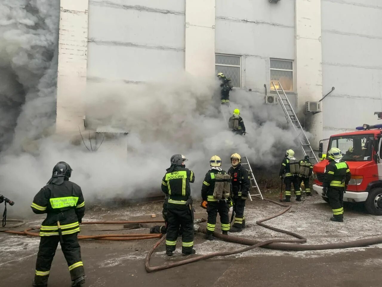 Пожар в московской области крокус. Пожар на юге Москвы сейчас Варшавское шоссе. Пожар в Москве 2021. Пожар на складе на юге Москвы. На Варшавской пожар.