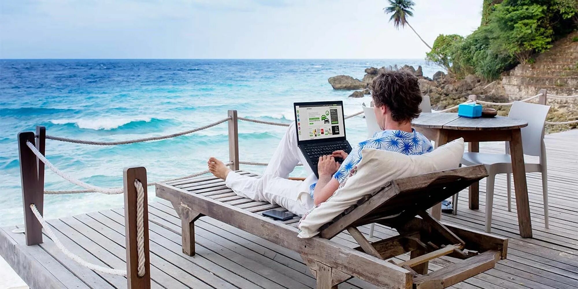 Бизнесмен на море. Человек за ноутбуком на пляже. Бизнесмен на пляже. Рабочее место на фоне моря. Управление из любой точки