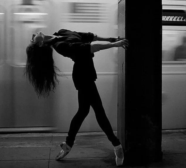 Девушка балерина. Брюнетка в танце. Современные танцы. Современные танцы девушка. Девушка танцует.