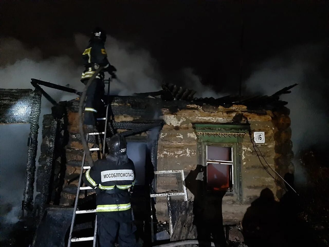 Пожар в Быково Подольский район. Пожар в Можайске. Пожар дома. Пожар в деревне. Сгорел дом в раменском