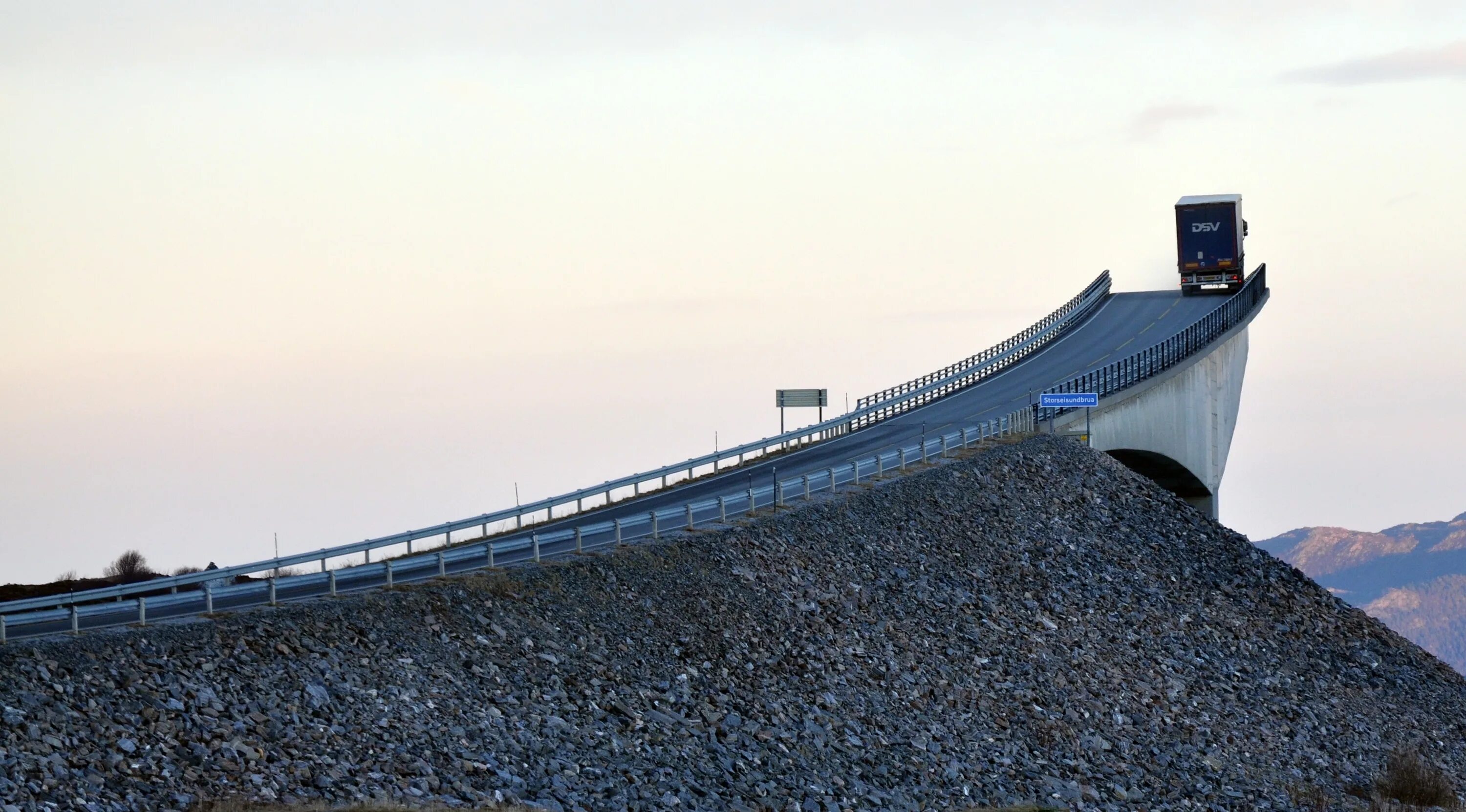 Мост в никуда. Мост Storseisundet, Норвегия. Storsizandeckij most norwegija. Storseisundet Bridge в Норвегии. Кейптаун мост шоссе Форшор.