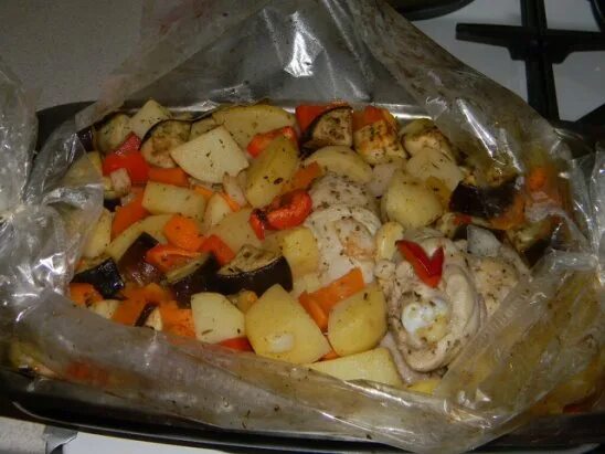 Овощи с куриным филе в рукаве. Курица с овощами в духовке в рукаве. курица с овощами в рукаве для запекания. мясо с овощами в духовке. мясо с овощами в рукаве в духовке.