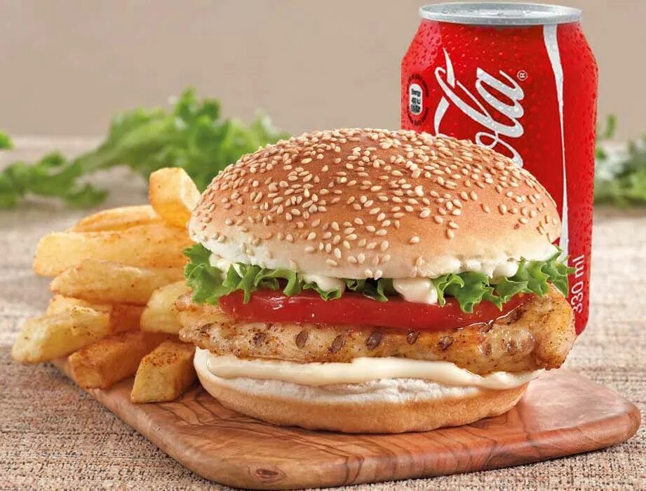бургер фри кола. бургер и фри. гамбургер и кола. неправильное питание. гамбургер.