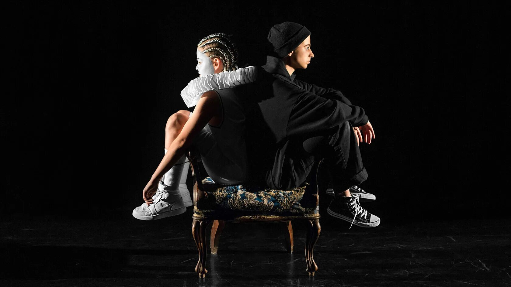 Гамлет in moscow спектакль фото. Принц в корзине спектакль. Принц в корзине спектакль. Режиссер спектакля. Спектакль маленький принц.