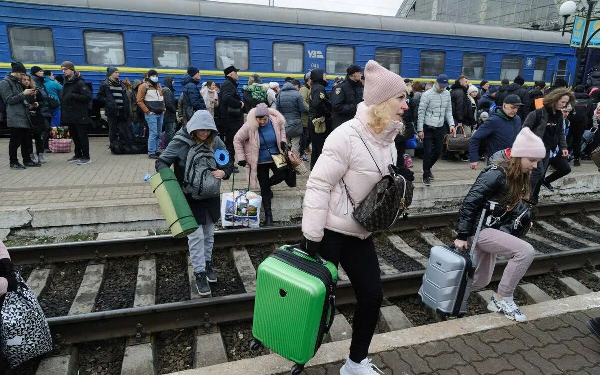 Беженцы с Украины 2022. Беженцы с Украины в России. Чемодан вокзал. Вокзал в Польше.