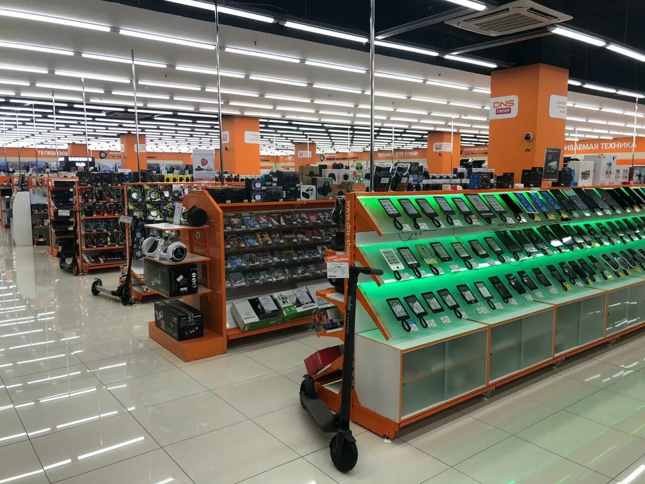 Смартфон dns s4003 2sim. Dns сервисный центр. Магазин днс. Магазин днс внутри. Dns санкт петербург смартфоны.