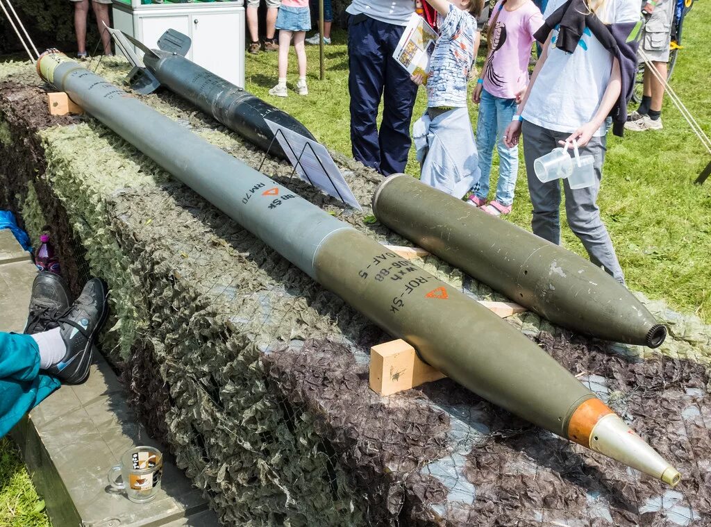 Ракетный боеприпас. Снаряд БМ 21 град. 122 Мм РСЗО БМ-21 град. Кассетные снаряды на бм21. 122мм реактивный снаряд 9м28ф.