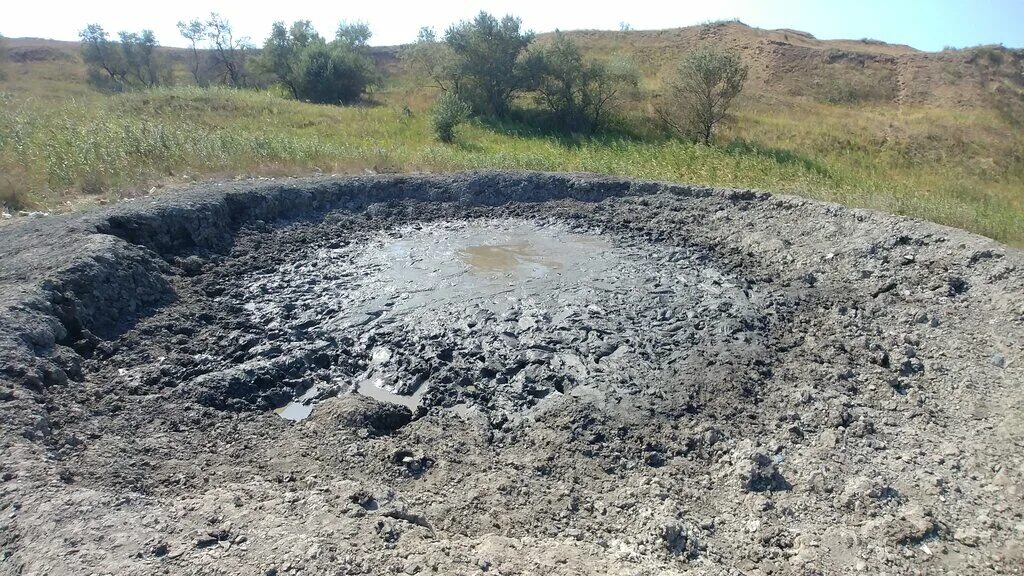 Кучугуры грязевое озеро. Плевак вулкан. Плевак вулкан. Кучугуры грязевой вулкан. Мыс пекла кучугуры.