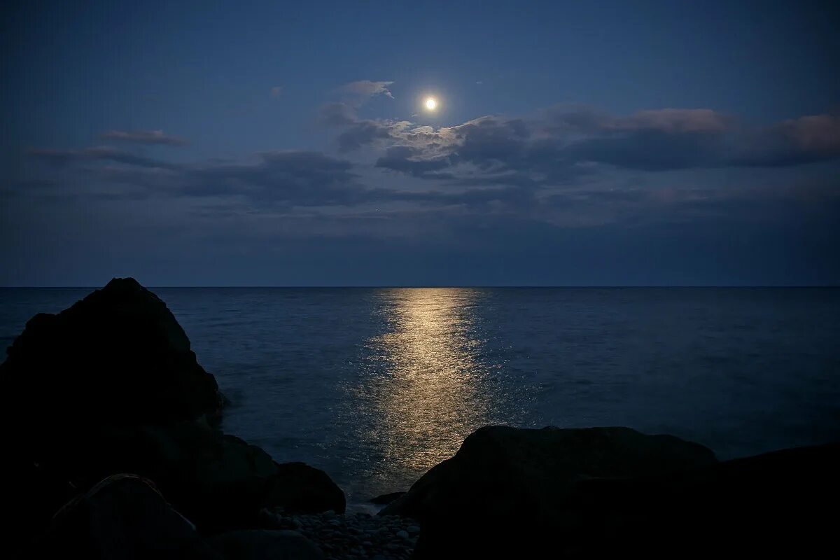 Луна вдали. Луна и море. Лунная дорожка. Лунная дорожка на море. Ночное море.