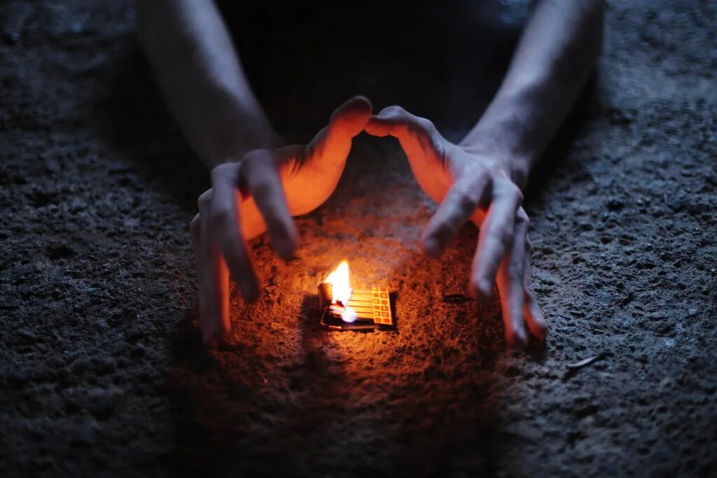 Женщина огонь. Тепло человеческой души. Ладони у костра. Огонь греет душу. Чем больше в костер вы положите дров тем больше вернется тепла.