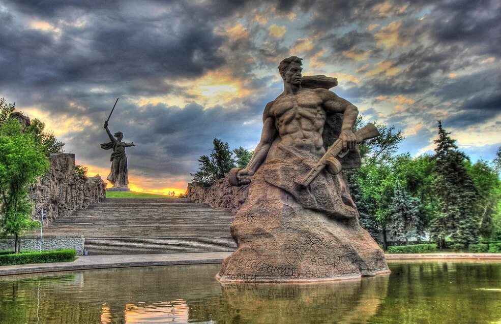 Поднявшись на курган. Памятник мамаев курган в волгограде. волгоград мемориальный комплекс на мамаевом кургане. мамаев курган сталинградская битва памятник. историко-мемориальный комплекс «мамаев курган» в волгограде..