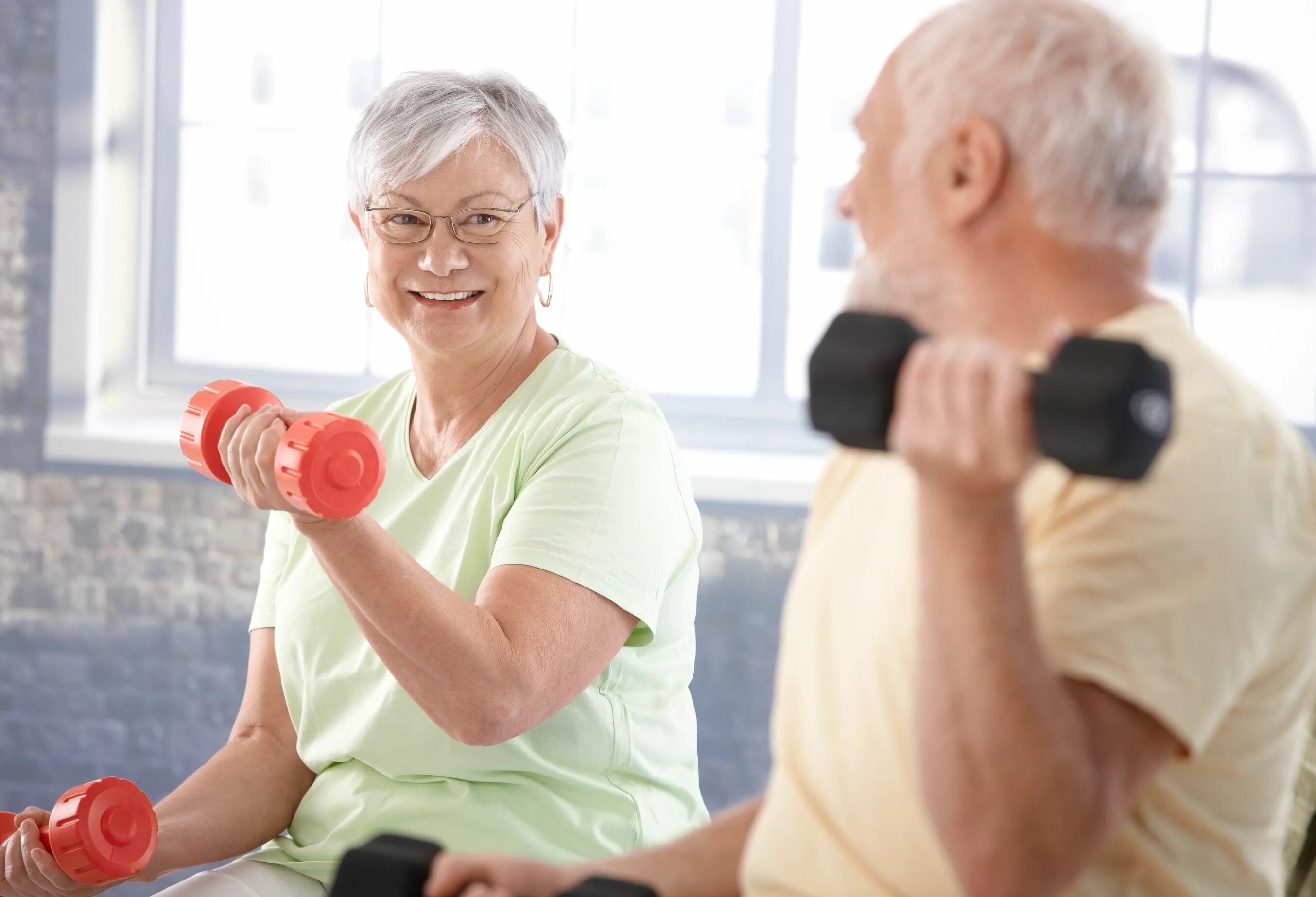 Способ продлить жизнь. Пожилые люди занимаются спортом. Реабилитация пожилых. Спортивные люди в возрасте. Физкультура для пожилых.
