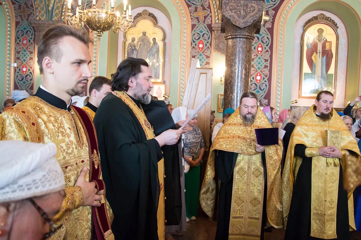 Храм воскресения христова у варшавского вокзала санкт-петербург. Церковь у варшавского вокзала в санкт-петербурге. Храм рождества христова у варшавского вокзала. Настоятель храма воскресения христова в подольске. Церковь воскресения христова у варшавского вокзала.