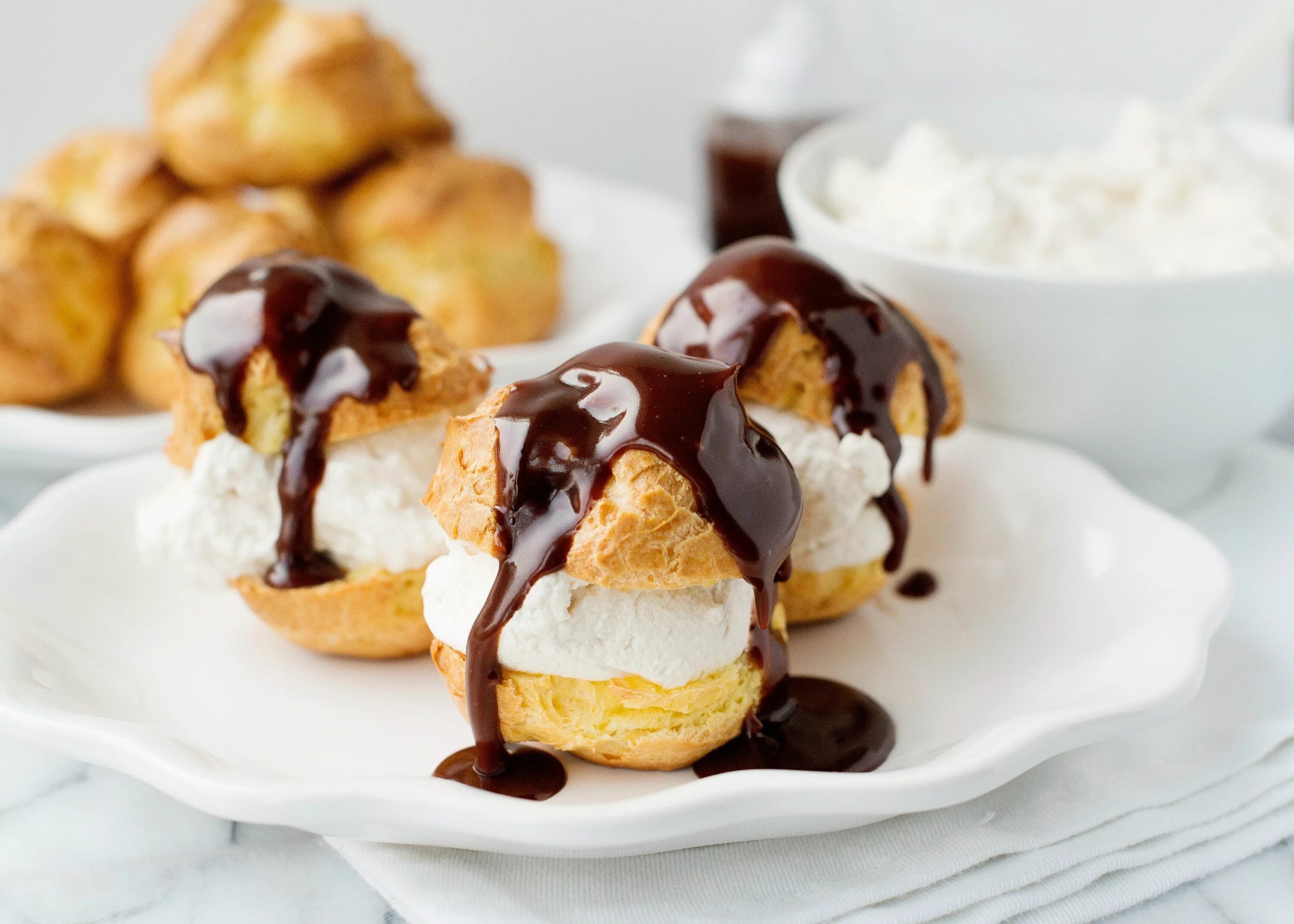 Профитроли (Profiteroles). Профитроли — заварные пирожные. Французские профитроли. Профитроли с заварным кремом французские. Домашние заварные пирожные заварной крем