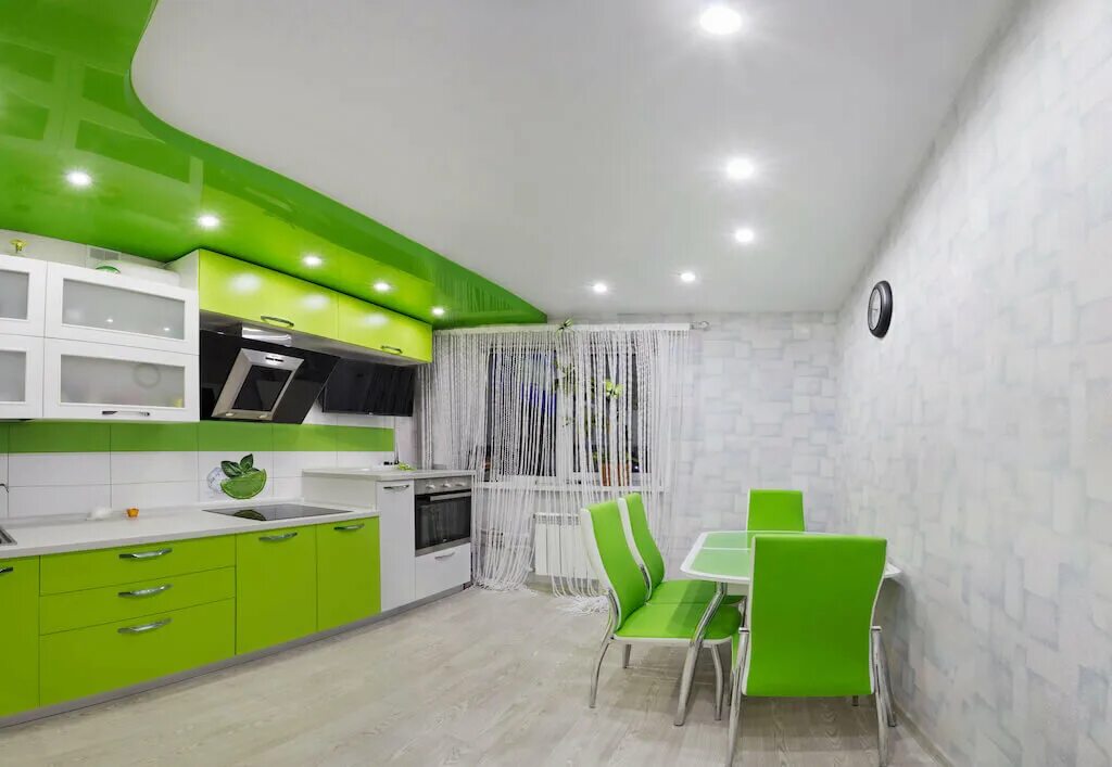 Натяжной потолок на кухне. Салатовый потолок. Салатовый натяжной потолок. Зеленый потолок на кухне. Потолок кухня видео