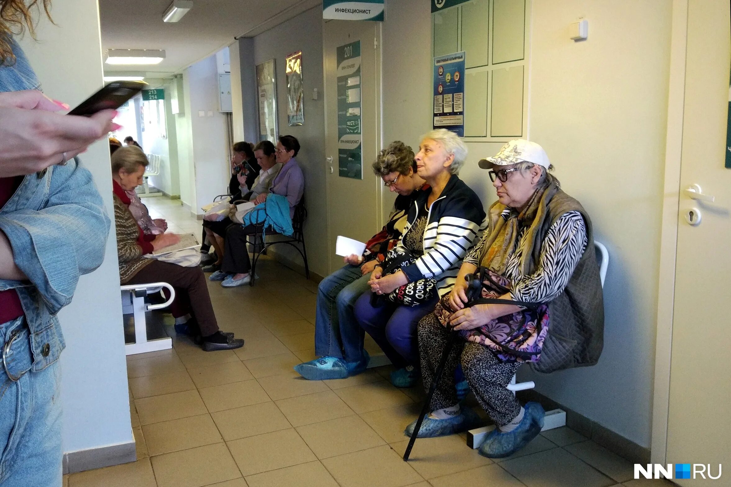 очередь пациентов в поликлинике. очередь пациентов в поликлинике. очередь пациентов в поликлинике. очередь в регистратуру. пациенты в очереди.