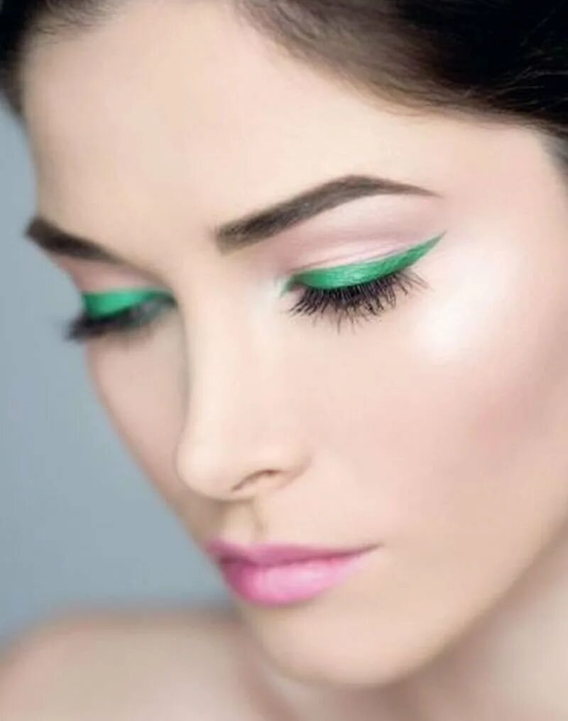 Color eyeliner. Цветная подводка для глаз. Цветные стрелки. Макияж с цветной подводкой. Макияж с зеленой подводкой.