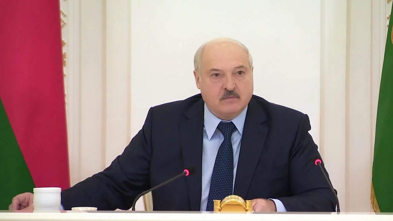 Спокойной жизни у вас не будет лукашенко. Спокойной жизни у вас не будет лукашенко. Лукашенко жестикуляция. Спокойной жизни у вас не будет лукашенко. Фото лукашенко выступает.